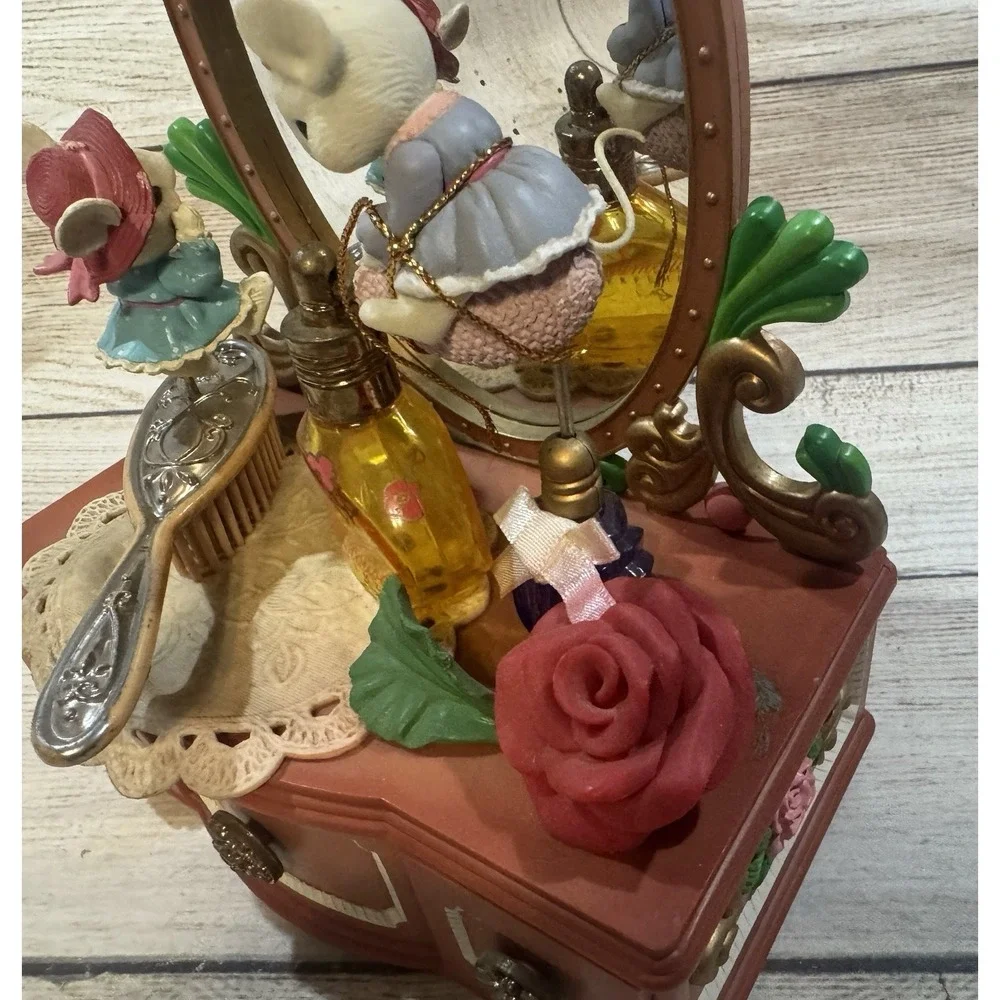 Vintage Lustre Fame Mouse Small World Little Dresser Vanity Music Box SEE VIDEO